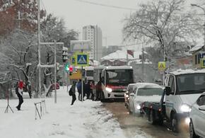 Занесенный снегом Краснодар встал в десятибалльных пробках