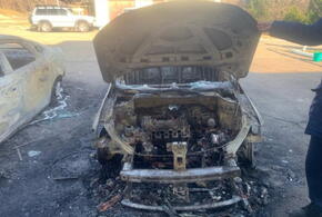 Два автомобиля сгорели на парковке гостевого дома в Джубге