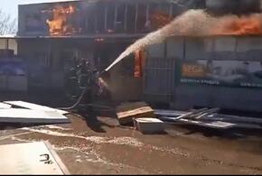 Пламя уничтожило магазин в центре Тихорецка ВИДЕО