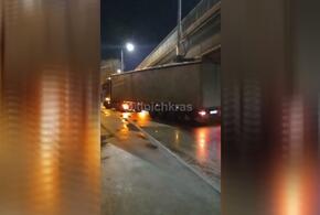 В Краснодаре водитель большегруза повредил Садовый мост ВИДЕО