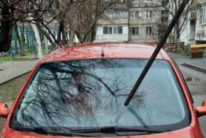 В Крымске воткнули лом в лобовое стекло иномарки ВИДЕО