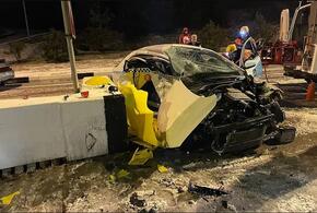 В Сочи такси с пассажирами врезалось в бетонное ограждение, погибли двое