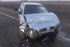 На Кубани водитель иномарки выехал на встречку и врезался в фургон