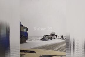 Под Крымском на обледеневшей дороге легковушка врезалась в грузовик  