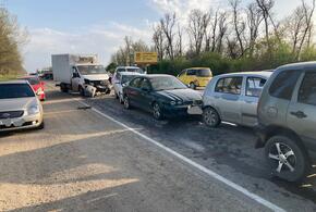Под Краснодаром на трассе столкнулись пять автомобилей ВИДЕО