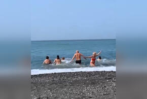В Краснодарском крае туристы уже открыли купальный сезон ВИДЕО