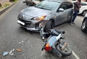 В Сочи Mazda сбила подростка на мопеде