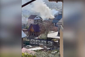 В Сочи утром сгорел частный дом с мансардой ВИДЕО