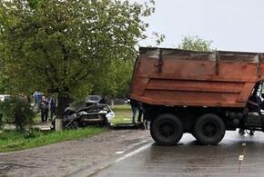 На трассе в Краснодарском крае самосвал на встречке раздавил  «Ладу» 