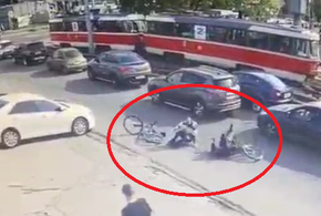 В Краснодаре на пустой дороге столкнулись два велосипедиста ВИДЕО