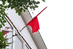 В Краснодаре на жилых домах всё чаще стали появляться красные флаги