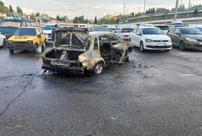 В Сочи на парковке магазина сгорела легковушка ВИДЕО