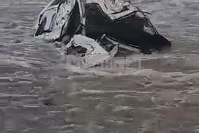 Один из двух автомобилей, смытых в море в Сочи, нашли на побережье ВИДЕО
