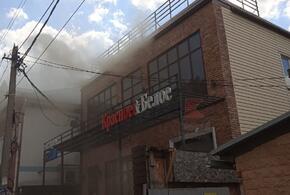В центре Краснодара горит офисное здание с магазином
