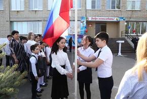 В российских школах каждую неделю будут поднимать триколор