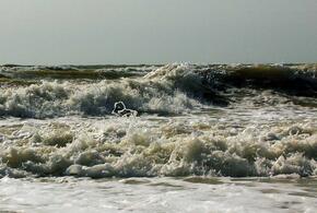 На Азовском побережье Кубани волны достигнут высоты более метра