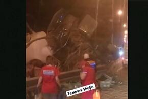 На подъезде к Крымскому мосту  столкнулись два грузовика, один опрокинулся ВИДЕО