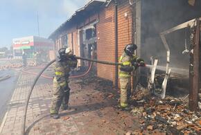 В Ейске за полтора часа пожар уничтожил три магазина ВИДЕО