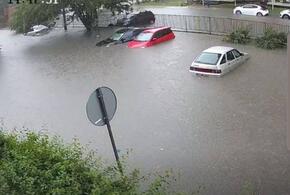 В Краснодаре после ливня по улицам плывут машины ВИДЕО