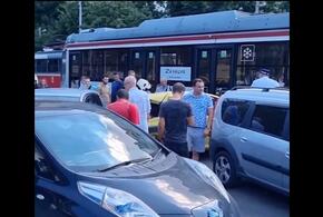 В Краснодаре столкнулись трамвай и шесть автомобилей ВИДЕО
