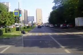 В Краснодаре водитель иномарки сбил пешехода и поехал дальше ВИДЕО