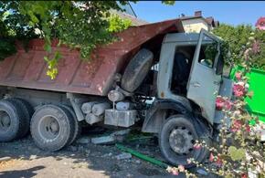 В Новороссийске водитель на ходу выпал из кабины «КамАЗа» ВИДЕО