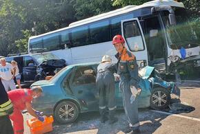 В Сочи автобус протаранил три машины, пострадал ребенок