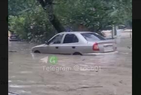В Сочи разлившийся из-за дождей Дагомыс унёс автомобиль ВИДЕО