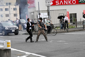 В Японии во время митинга стреляли в экс-премьера, он в больнице «без признаков жизни» ВИДЕО