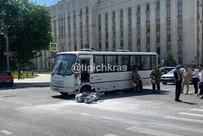 В Краснодаре мотоциклистка попала под колеса автобуса ВИДЕО