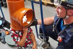 В Новороссийске ребенок надел себе на голову пластиковую трубу