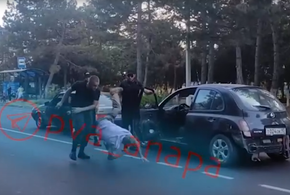 В Анапе трое в форме охранников напали на водителя