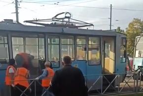 В центре Краснодара на ходу загорелся трамвай