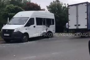 В Краснодаре фургон врезался в автобус с людьми