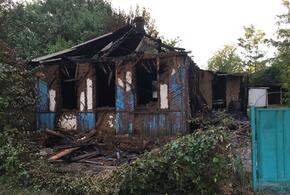 На Кубани при пожаре погибла девочка из многодетной семьи