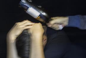 В Краснодаре мужчина разбил бутылку о голову друга из-за ревности