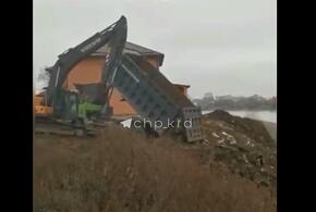 Под Краснодаром строительный мусор фурами сваливают в реку Кубань