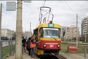 В Краснодаре безбилетница в трамвае ограбила пассажирку и скрылась