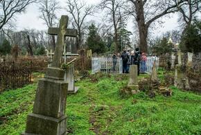 Власти Краснодара позвали людей на кладбище