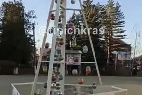 В Тимашевске новогоднюю елку собрали из подручных средств: брусков и шурупов