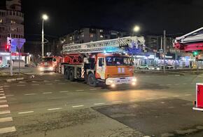 В Юбилейном микрорайоне Краснодара работают пожарная, скорая помощь и полиция