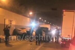 В тоннеле Сочи произошло массовое ДТП с легковушками и фургоном