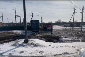 На Кубани грузовик из-за гололеда врезался в забор электроподстанции