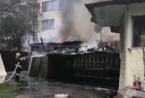 В Сочи пожарные эвакуировали из горящего барака 30 человек 