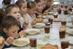 В станице Полтавской еду школьникам повара накладывают руками