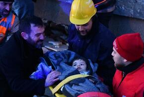 В Турции из под завалов спасли трехлетнего мальчика 