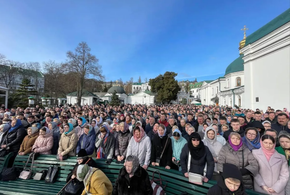 Тысячи верующих пришли на службу в Киево-Печерскую лавру