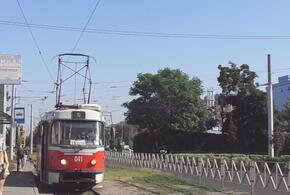 В Краснодаре велосипедистка в наушниках попала под трамвай 
