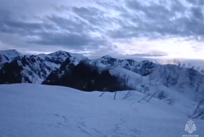 В горах Сочи туристы застряли между скалами и снежным склоном