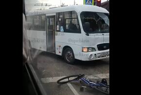 В Краснодаре даму на велосипеде насмерть сбил водитель микроавтобуса